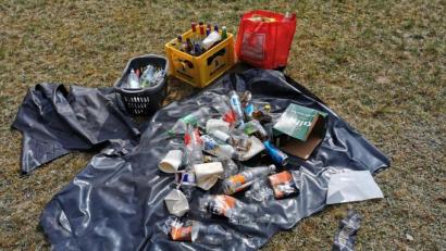 Bild: Stadt Amberg/exb
Dieses Ergebnis einer Müllsammlung gibt einen Eindruck dessen, was Mdenschen alles auf dem Mariahilfberg oder auf anderen Grünflächen zurücklassen.