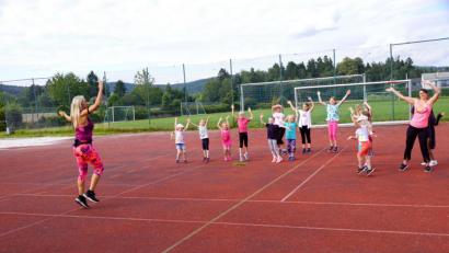 Bild: bkr
Petra Meyer (links) und Jugendbeauftragte Stefanie Stelzl (rechts) hielten die Kinder auf dem Schulsportplatz mit Zumba auf Trab.