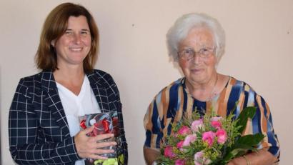 Bild: wku
Zweite Bürgermeisterin Doris Lehnerer gratuliert Anni Herrmann zum 85. Geburtstag.