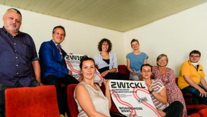 Bild: Hösamer
Das Zwickl-Team mit Initiatorin Anne Schleicher, Kerstin Scherl, Bürgermeisterin Marion Juniec-Möller, Daniel Högerl (vorne von links), Frederik Hohrath (Lichtwerk), Simon Hauck, Sophia Hutzler und Nicole Zwicknagel stellte im ehemaligen "Metropol" das Thema für die diesjährigen Dokumentarfilmtage vor.