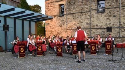 Bild: Stadt Schönee/exb
Die Blaskapelle Weiding musizierte vor dem CeBB.