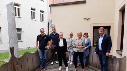 Bild: Jonas Dittrich
Ortstermin der JU beim Kinderschutzbund in Amberg (von links): Jonas Dittrich, Florian Bart, Susanne Braun, Silvia Eidenhart, Vorsitzende Brigitte Breitfelder, Daniela Bernschneider und Fraktionsvorsitzender Henner Wasmuth.