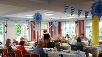 Bild: fjo
Das Foyer des Seniorenhauses im Naturparkland präsentiert sich zum Sommerfest ganz in den bayerischen Nationalfarben.