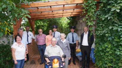 Bild: fvo
Der Stefflbauern Hans (vorne Mitte) feiert mit seiner Frau Rosina 80. Geburtstag. Viele Gratulanten kommen dazu zum Stefflbauernhof nach Lennesrieth