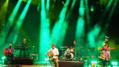 Bild: stg
Die sechsköpfige Band "Auf A Wort" servierte am Mittwochabend ein "Best of Austropop" auf der Luisenburg.