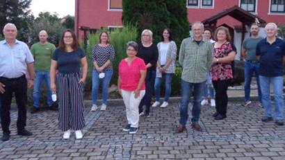 Bild: amö
Eine Vorstandschaft ist beim GOV Muschenried im Amt. Das Bild zeigt (von links) Zweiten Bürgermeister Markus Fichtinger, Michael Baier, Thomas Zintl, Stefanie Laubmeier, Karina Bücherl, Franziska Simbeck, Sabine Mösbauer, Alexandra Braun, Herbert Zangl, Ramona Griebl, Heidi Schmid, Andreas Mösbauer junior, Josef Saßl und Anja Ried.