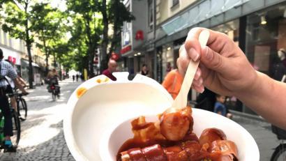 Bild: Gabi Schönberger
Mahlzeit! In der Weidener Fußgängerzone wird eine Currywurst verspeist.