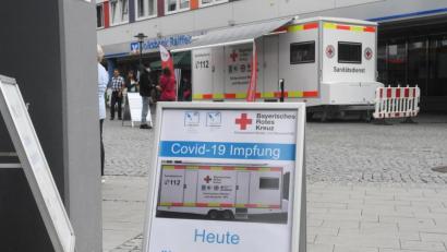 Bild: Gabi Schönberger
Impfen to go auf dem Macerata-Platz in Weiden. So soll die Impfquote gesteigert werden.