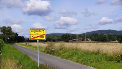 Bild: bkr
Vom Ende der Kolpingstraße führt die Gemeindeverbindungsstraße zum Weiler Ziegelhütte (im Hintergrund). Der Gemeinderat sprach sich für einen Ausbau der Strecke aus.