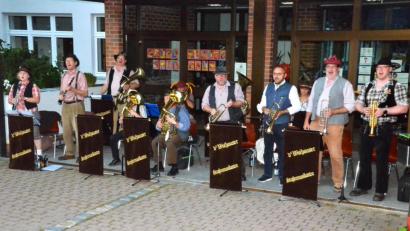 Bild: fjo
Der Gesang darf bei den "Woihauser Straßenmusikanten" nie fehlen. Ensemblechef Dieter Hanauer (Zweiter von rechts) steht dabei ebenso parat, wie Ansager Markus Schwarz (Dritter von links) oder Bürgermeister Markus Bauriedl (Dritter von rechts).