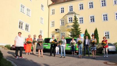 Bild: heb
Die für 25 Jahre Geehrten, verabschiedete Kolleginnen und Fachtherapeutin Fröhlich (von links): Pflegedienstleiterin Cordula Köhler, Christa Schmid, Ingrid Schmaus, Angela Ziegler, Liane Röckl, Rosmarie Reinfelder, Fachtherapeutin Nicole Fröhlich, Christina Ritz, Manuela Hager, Geschäftsführer Rainer Schmid, Gertraud Rath und Rosa-Maria Röckl.