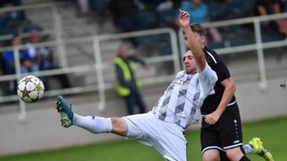 Bild:  A. Schwarzmeier
Mathias Heinl macht sich beim 3:0-Heimsieg gegen den FC Tegernheim ganz lang: Die SpVgg SV Weiden will ihren erfolgreichen Saisonauftakt beim Aufsteiger Osterhofen fortsetzen.