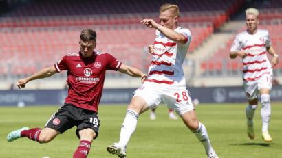 Bild: Löb Daniel/dpa
Club-Angreifer Dennis Borkowski (links) versucht sich an einem Torabschluss, scheitert aber am Düsseldorfer Rouwen Hennings, der im eigenen Strafraum aushilft.