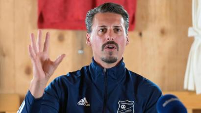 Archivbild: Uwe Lein/dpa
Sandro Wagner spricht.
