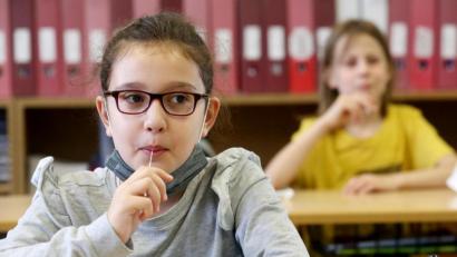 Symbolbild: Roland Weihrauch/dpa
Schülerinnen machen den "Lolli"-Test. Ab 4. Oktober wird diese Form des Pooltests auch an den Grund- und Förderschulen im Landkreis Tirschenreuth eingesetzt.