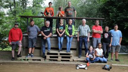 Bild: njn
Bürgermeister Johannes Reger (Vierter von rechts) mit den teilnehmenden Kindern sowie dem Team des RC-Modellbauclubs Steinwald.