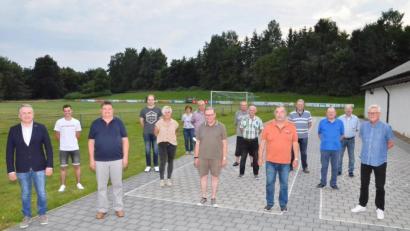 Bild: fjo
Manfred Schneider (Dritter von links) , Diana Stephan (Fünfte von links), Franz Kaas (Mitte) und Felix Uschold (Zweiter von links) übernehmen beim TSV Waidhaus Verantwortung an der Vereinsspitze.
