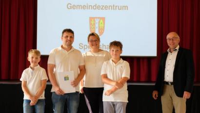 Bild: do
Im Auftrag von Umweltminister Thorsten Glauber überreicht Bürgermeister Albert Nickl der Familie Benjamin Rödl das Zertifikat zur Anerkennung freiwilliger Umweltleistungen nach der Kriterienliste des Bayerischen Handwerkstages.