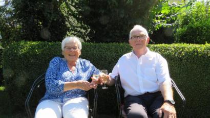 Bild: adj
Mit Sekt stießen Maria und Michael Stangl auf ihre Liebe an.