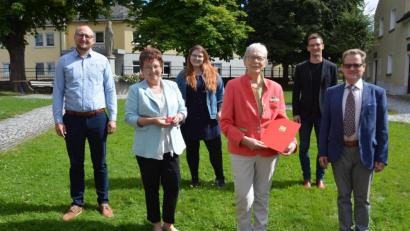 Bild: jr
Die Ehrenamtsmedaille der SPD Deutschland erhielt Hannelore Bienlein-Holl. Das Bild zeigt von links SPD-Ortsvorsitzenden Markus Wenisch, Kreisvorsitzende Brigitte Scharf, Juso-Landesvorsitzende Anna Tanzer, Hannelore Bienlein-Holl, Fraktionsvorsitzenden Wolfgang Pötzl und Laudator Gerald Härtl.