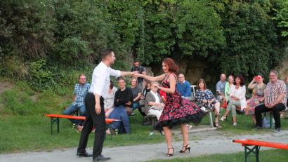 Bild: pi
Singen kann er ohnehin glänzend, tanzen auch noch: Christoph Baierl in Aktion mit einer jungen Frau aus dem Publikum.