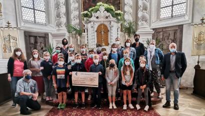 Bild: hir
Josef Trottmann (rechts) konnte in der Pfreimder Pfarrkirche von den Kommunionkindern eine Spende in Höhe von 500 Euro entgegennehmen.