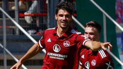 Bild: Daniel Löb/dpa
Christopher Schindler jubelt über seinen Treffer zum 1:0 für Nürnberg.