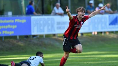 Bild: A. Schwarzmeier
Carsten Kellner lässt den SC Luhe-Wildenau jubeln: Dank der zwei Treffer ihres Stürmers bezwangen die Oberwildenauer die SV Grafenwöhr mit 2:1. Das Bild zeigt Kellner beim Torjubel nach dem 1:0, der Grafenwöhrer liegt geschlagen am Boden.