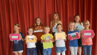 Bild: mez
Bei der Aktion der KAB haben die Mädchen und Buben individuelle Kalender für das Jahr 2022 gebastelt.