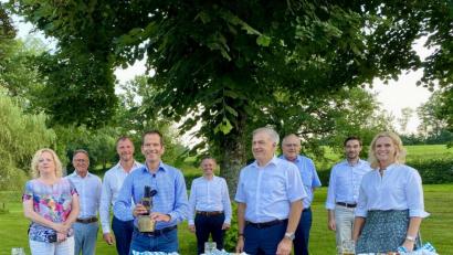 Bild: Eichl
Mit Kuhglocke: MdB Albert Rupprecht läutet den CSU-Wahlkampf 2021 ein; von links seine drei Mitkandidaten auf der Liste, Dagmar Nachtigall, Reiner Meier und Huberth Rosner, Tobias Reiß, Roland Grillmeier, Lothar Höher, Stephan Oetzinger, Andrea Lang.