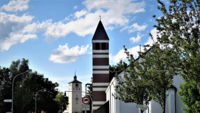 Bild: ubb
Am 22. August um 12 Uhr werden die drei Glocken im Turm der Erlöserkirche sicherlich besonders hell tönen. Während sie in Tirschenreuth live erklingen, kann ganz Bayern sie gleichzeitig in der BR-Sendung hören.