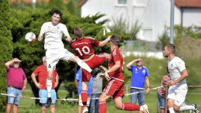 Bild: Ziegler
Rasantes Luftduell zwischen dem Vilsecker Jonas Pirner (links) und dem Neukirchener Timo Bielesch, während der Neukirchener Noah Markmann und der Vilsecker Felix Zislsperger in der Zuschauerrolle sind.