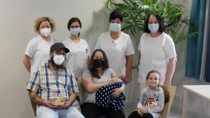 Bild:  Kliniken Nordoberpfalz/Evamaria Rauch/exb
Hebamme Anita Schmidthuber, Assistenzärztin Dr. Denisa Kazdova, Dr. Ines Erhardt und Stationsleiterin Elisabeth Kick (hinten, von links) gratulieren Mama Nicole und dem kleinen Damion zur 1000. Geburt des Jahres. Papa Sebastian (vorne, links) und Schwester Michelle freuten sich auch über die Glückwünsche.
