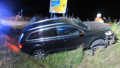 Bild: Polizei Neunburg vorm Wald/exb
Der Fahrer hatte die Einmündung zu spät registriert. Das Auto landete im Straßengraben.