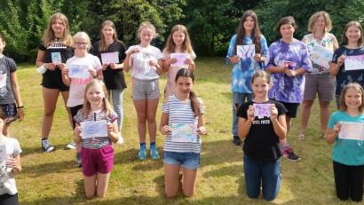 Bild: öt
Stolz präsentierten die Teilnehmer des Neusorger Ferienprogramms ihre unter der Anleitung von Porzellanmalerin und Kunsttherapeutin Nicole Aumann (hinten, Zweite von rechts) beim „Handlettering“ selbst erstellten Karten.