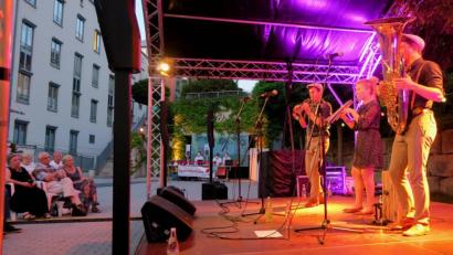 Bild: Hirsch
Die "Fexer" beendeten den musikalischen Kultursommer im Schwandorfer Spitalgarten.