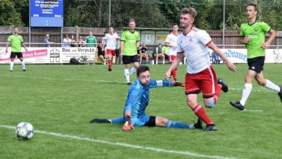Bild: gb
Der Wiesauer Nico Wolf schiebt den Ball an Torwart Michael Schultes, aber auch am Mitterteicher Kasten vorbei. Der SV Mitterteich II und die SpVgg Wiesau trennten sich am Sonntag 3:3-Unentschieden.