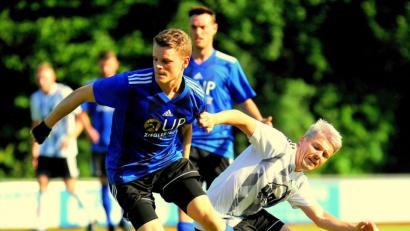 Bild: Werner Franken
Der Weidener Niklas Lang (links) entwischt seinem Gegenspieler. Die SpVgg SV behielt in Osterhofen mit 2:0 die Oberhand.