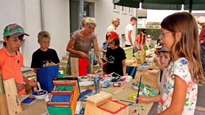 Bild: zer
Viele heimische Vögel sind auf Nistkästen angewiesen, denn das Brutplatz-Angebot wird von Jahr zu Jahr knapper. Damit lindern die Kinder auch die Wohnungsnot der gefiederten Freunde.