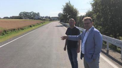 Bild: fz
Da gehts lang auf einer schön ausgebauten Straße von Dietersdorf nach Neuhaus zeigt Bürgermeister Karlheinz Budnik auf.
