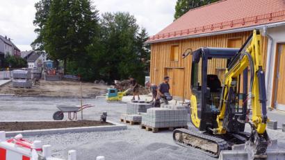 Bild: bkr
Fleißig gearbeitet wird zurzeit beim Alten Feuerwehrhaus. Die Fläche wird gepflastert.