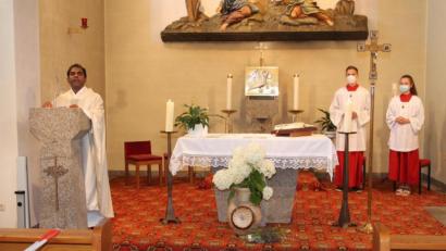 Bild: pi
"Die Kirche ist der Baum, der uns Höhe gibt, Abstand und Stille, damit wir den Überblick gewinnen, mit dem wir Jesus sehen können", sagt Pfarrer Julius Johnrose beim Kirchweihgottesdienst.