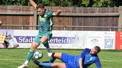 Bild: gb
In der Landesliga-Partie zwischen dem SV Mitterteich und FC Eintracht Münchberg gab es am Samstag ein gerechtes 2:2-Unentschieden. Hier attackiert Gästespieler Christian Schuberth (blaues Trikot) den Mitterteicher Kevin Grünauer.