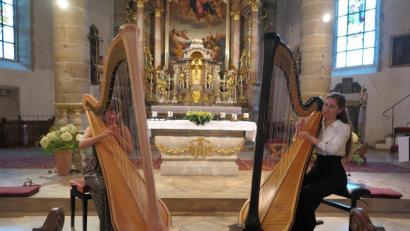 Bild: jzk
Die beiden Harfenistinnen Dariia Ahapova und Rosetta Schade (von links) begeisterten die Zuhörer bei ihrem Harfen-Rezital in der Stadtpfarrkirche.