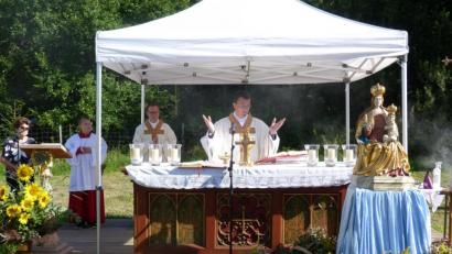 Bild: hok
Der Altarbereich beim Gottesdeinst zum Steinfelser Ablassfest mit der Madonna aus der Schlosskapelle Steinfels