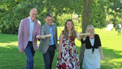 Bild: stg
Die "Alten" und die "Neuen" bei der Staffelstab-Übergabe: (von links) Helmut Becker, Leonhard Zintl, Elisabeth Zintl und Marianne Becker.