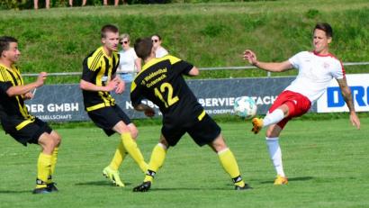 Bild: ham
Spielertrainer Sven Seitz (rechts) brachte den TV Nabburg im Derby gegen die SF Weidenthal/Guteneck (Zweiter von rechts Tobias Werner) mit 1:0 in Führung. Endstand war 4:2.