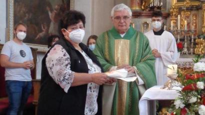 Bild: amö
Pfarrer Eugen Wismeth überreichte Marianne Rötzer die Urkunde.