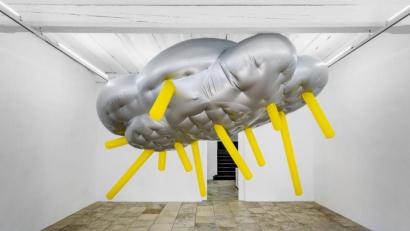 Bild: Marcus Rebmann/exb
Durch die Wolke im Luftmuseum dringen stets Sonnenstrahlen – oder je nach Betrachter auch Pommes.