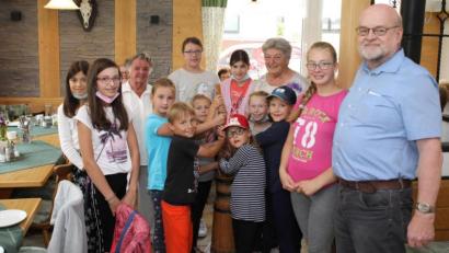 Bild: njn
Viel Spaß hatten alle beim Ausbuttern. Auf dem Bild die "Butterfee" Anni Gruber (Dritte von links) und Seniorenbeauftragter Roland Lochner (rechts).